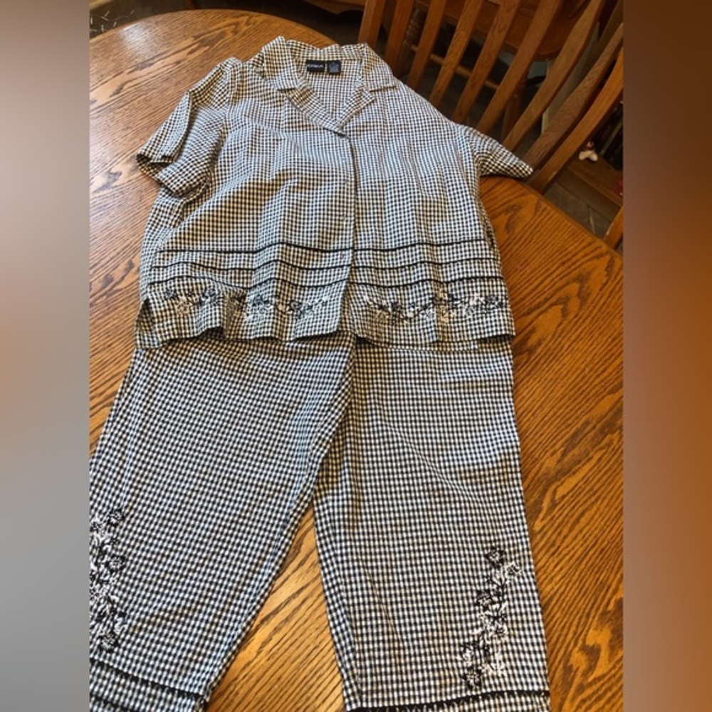 ERIKA Coordinating black white capri pants and crop-top embroidery Y2K 
Cottage